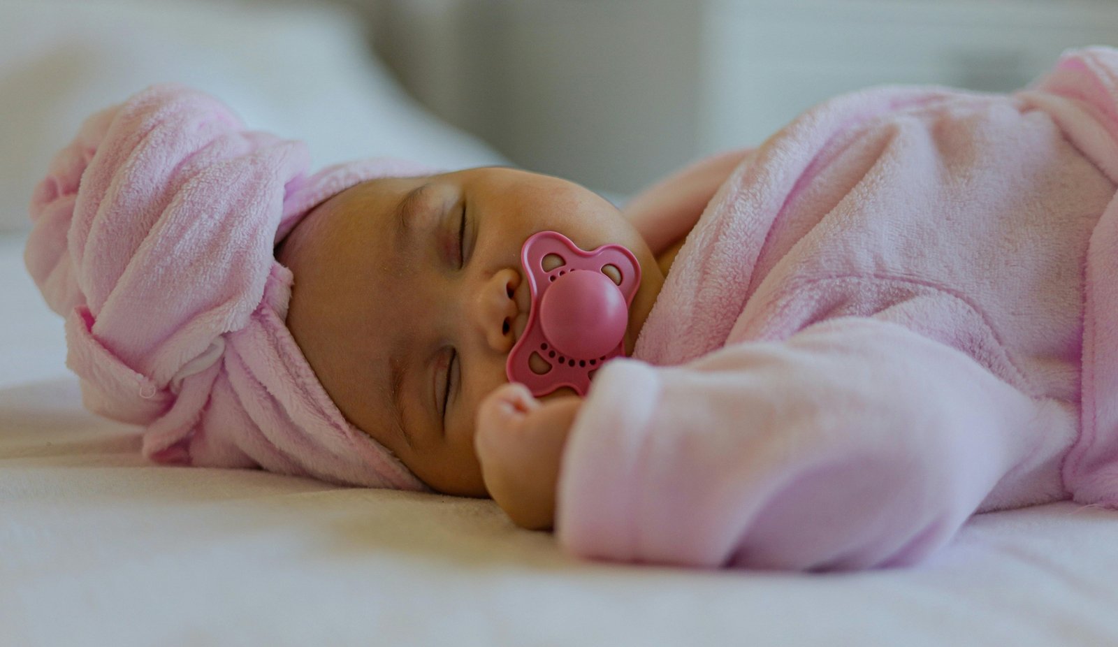 can a newborn sleep with a pacifier