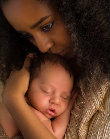 newborn will only sleep on me